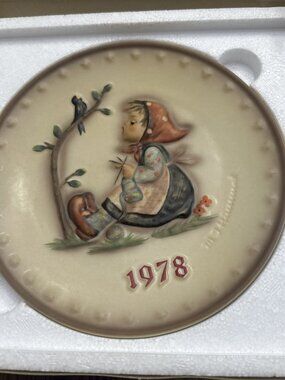 1978 Hummel Plate of the year Annual Plate with original box Excellent Condition